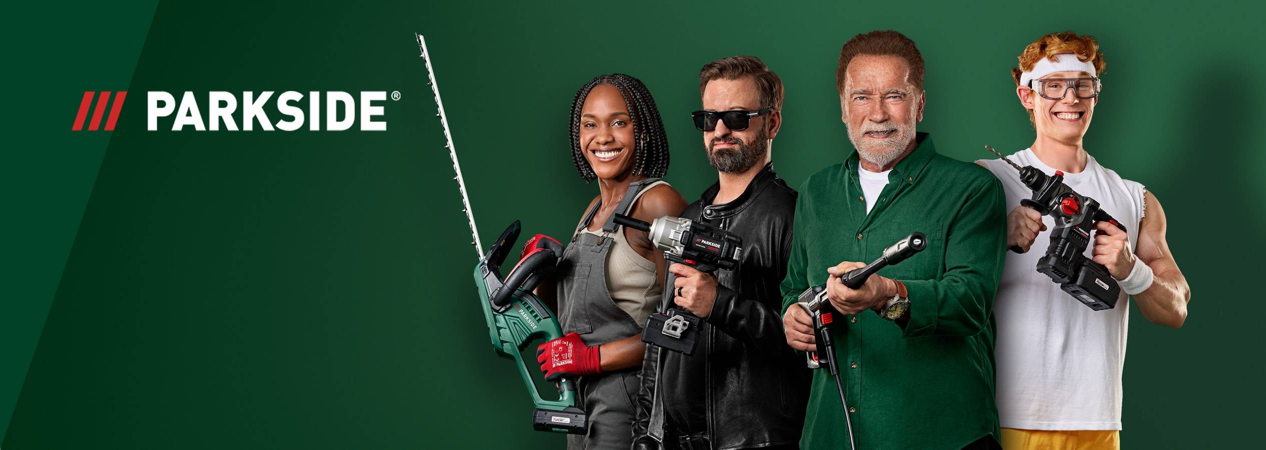 Vier Personen, darunter Arnold Schwarzenegger, posieren mit Parkside Elektrowerkzeugen vor grünem Hintergrund.