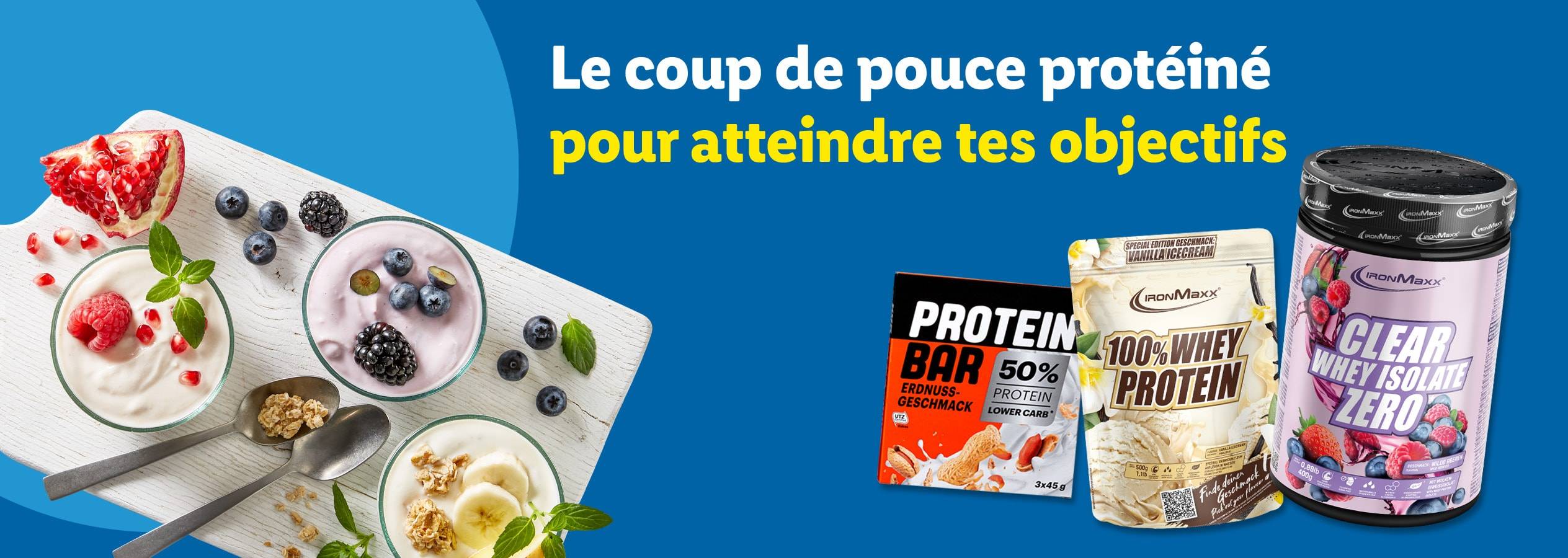 Suppléments protéinés IronMaxx et yaourts aux fruits sur fond bleu.