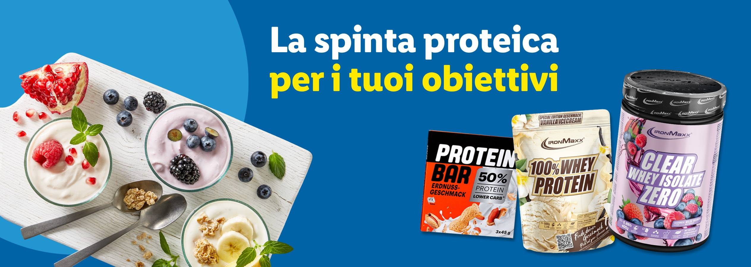 Integratori proteici IronMaxx (barrette, proteine in polvere) e yogurt con frutta su sfondo blu.