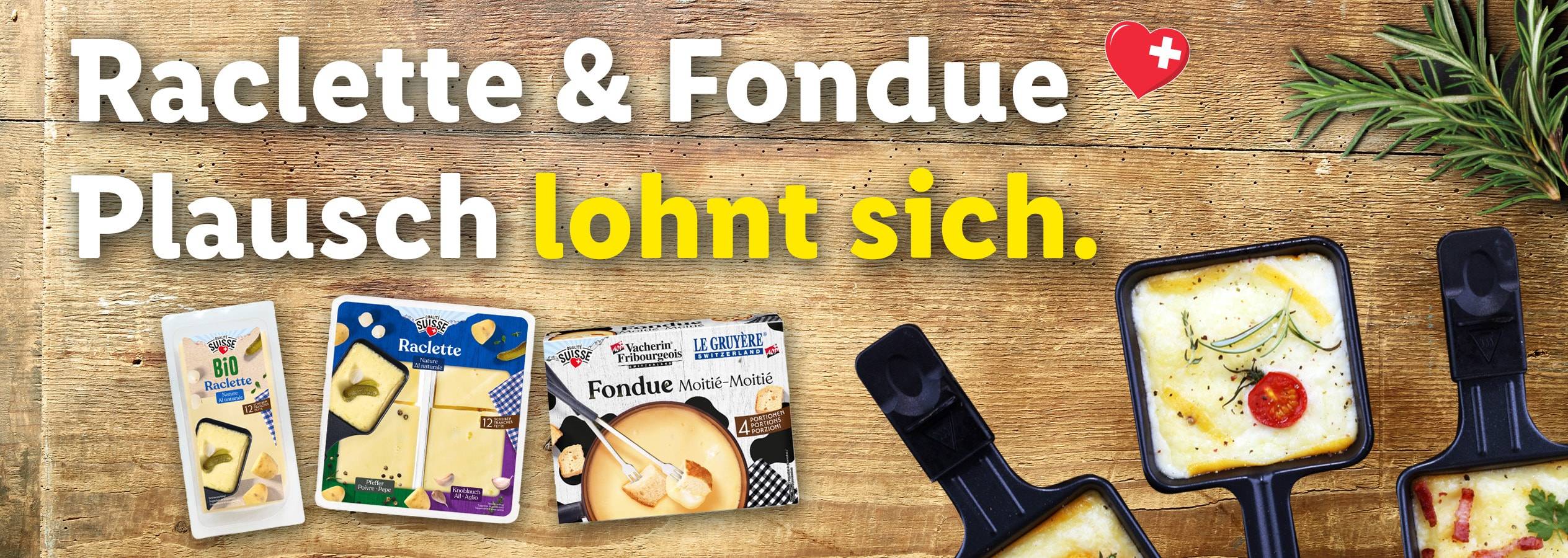 Raclette und Fondue mit Schweizer Käse auf einem Holztisch.
