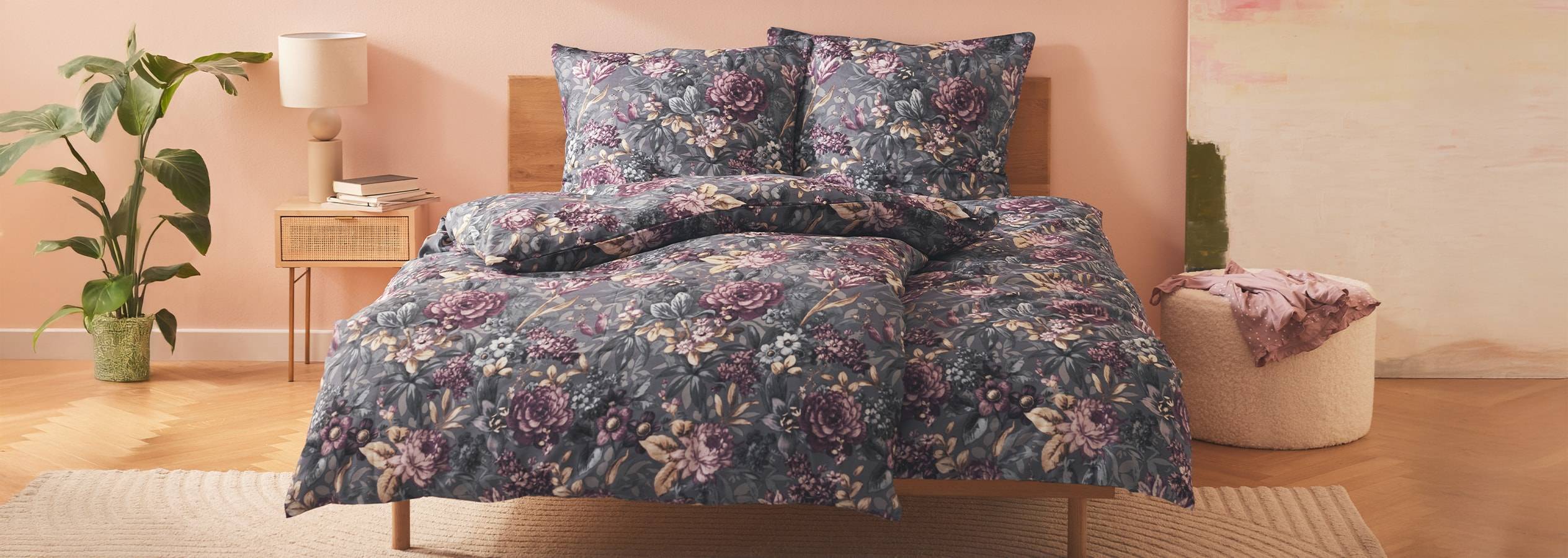 Vintage Blumen-Bettwäsche auf einem Einzelbett.