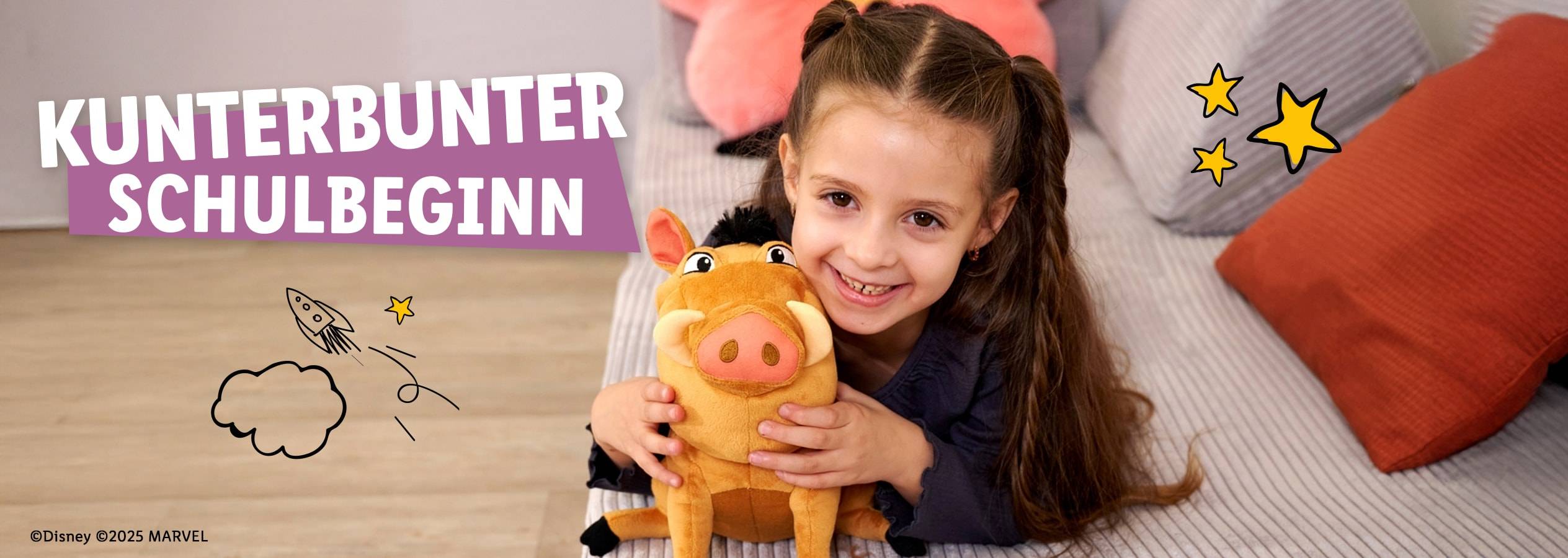 Ein Mädchen kuschelt mit einem Pumbaa-Plüschtier vom König der Löwen im Bett, bereit für den Schulbeginn.