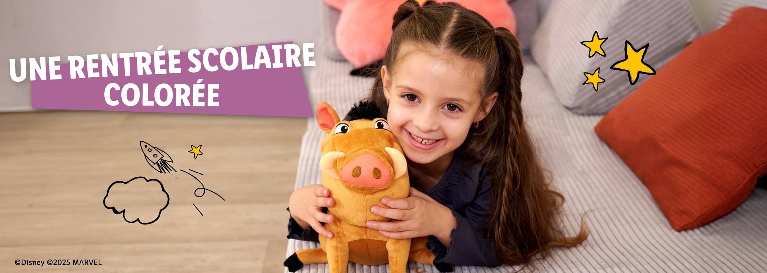 Une fillette câline un doudou Pumbaa du Roi Lion sur un lit confortable.