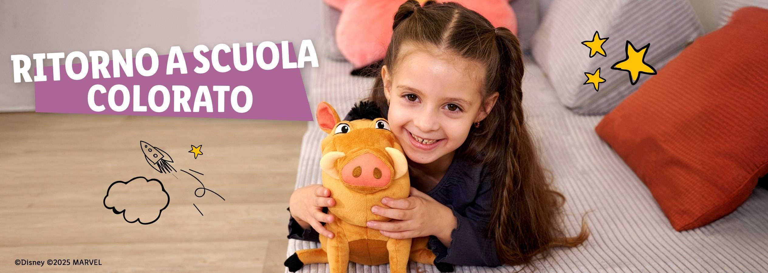 Una bambina abbraccia un peluche di Pumbaa Disney, su un letto accogliente.