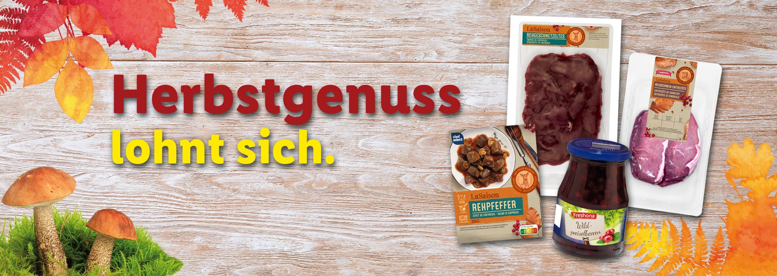 Wildprodukte und Pilze auf Holzuntergrund mit Herbstblättern.