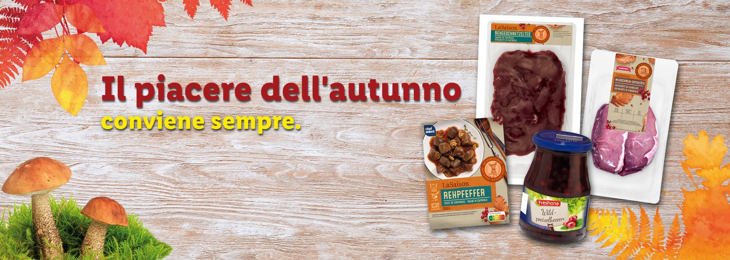 Prodotti di selvaggina confezionati e un barattolo di mirtilli rossi su un tavolo di legno, con foglie autunnali e funghi.
