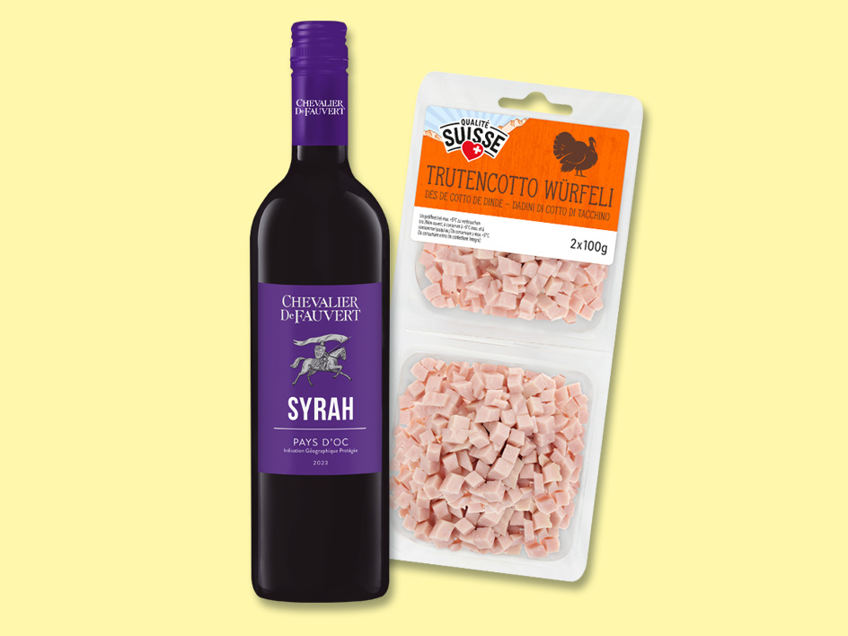 Eine Flasche Syrah Rotwein und eine Packung gewürfelten Truthahn.
