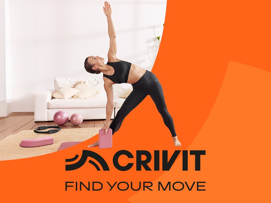 Eine Frau macht Yoga mit Crivit-Zubehör; finde deine Bewegung.