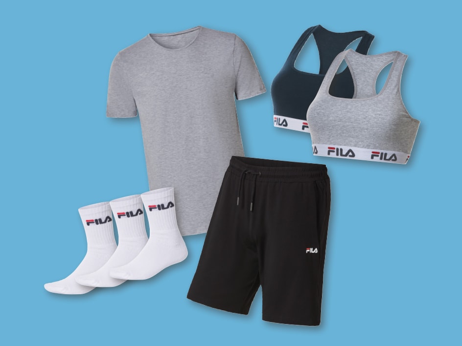 Fila Sport-Outfit: T-Shirt, Shorts, Sport-BHs, Socken.