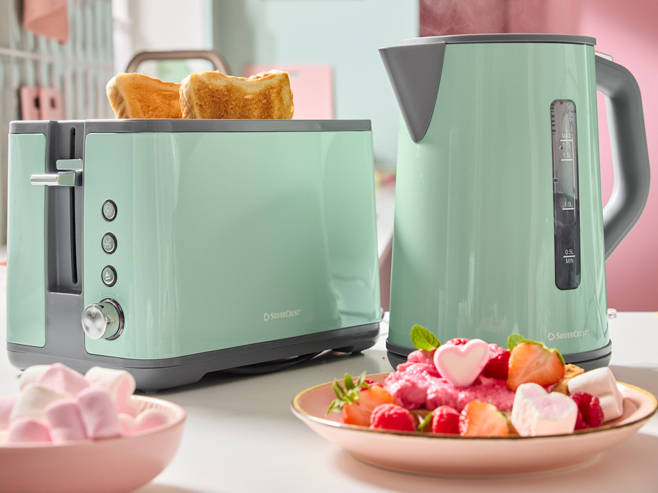 Minzgrüner Silvercrest Toaster und Wasserkocher mit Toast und Dessert.