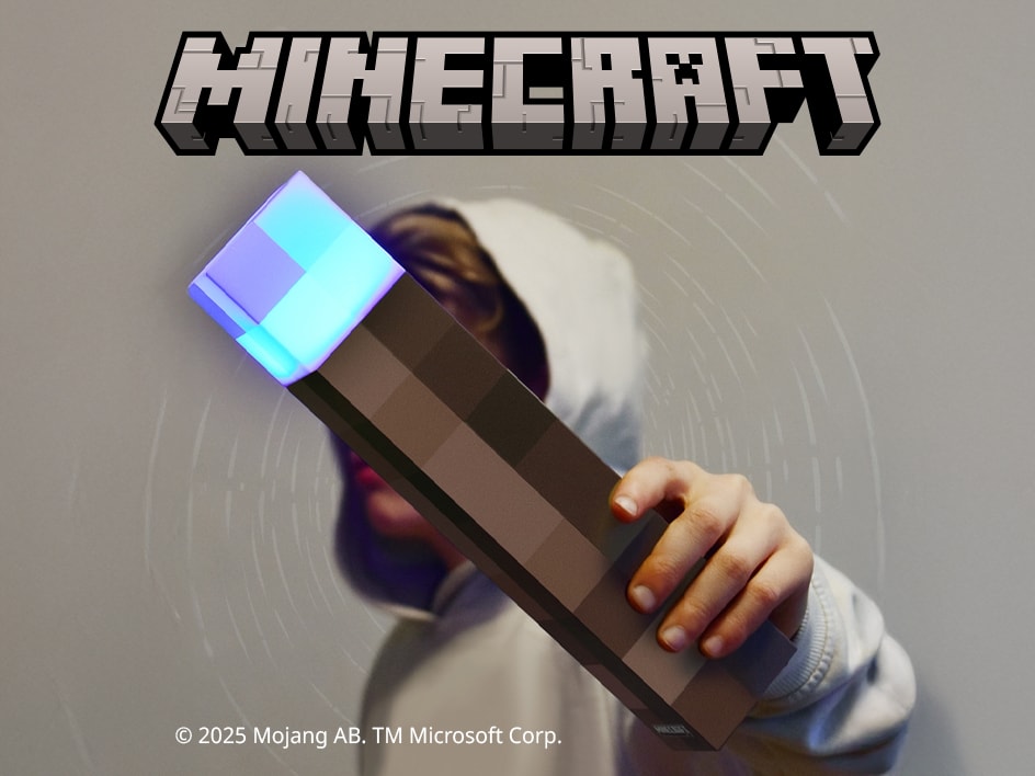 Un bambino tiene una torcia Minecraft luminosa.