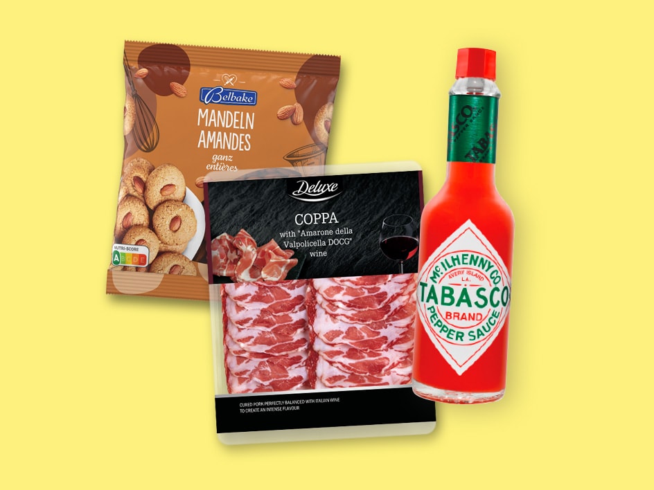 Eine Packung Belbake Mandelkekse, Deluxe Coppa und eine Flasche Tabasco-Sauce.