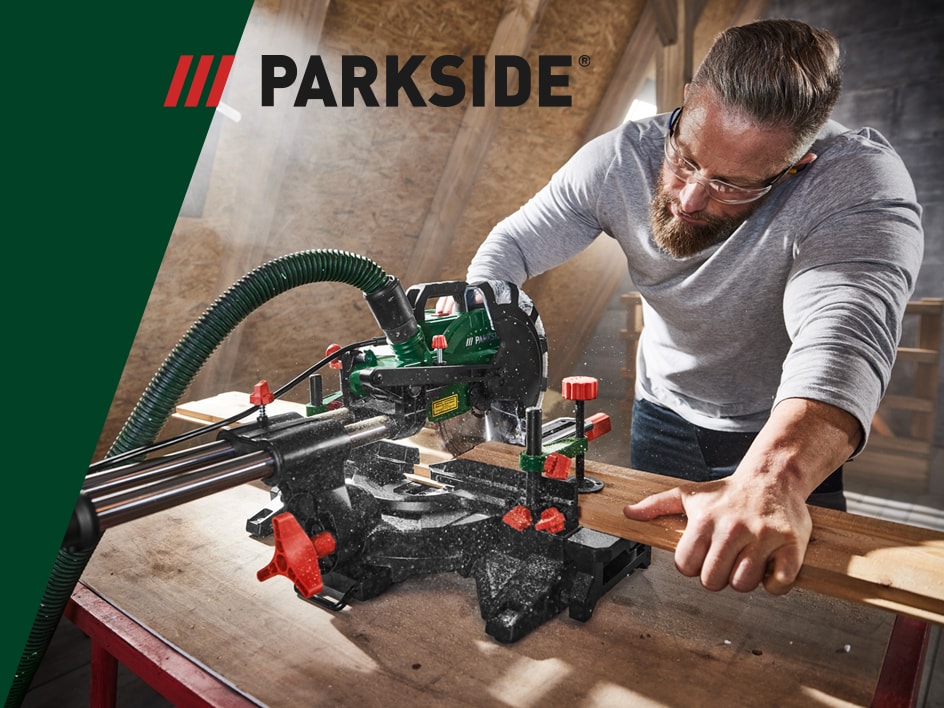 Ein Mann benutzt eine Parkside Kappsäge, um Holz zu schneiden.