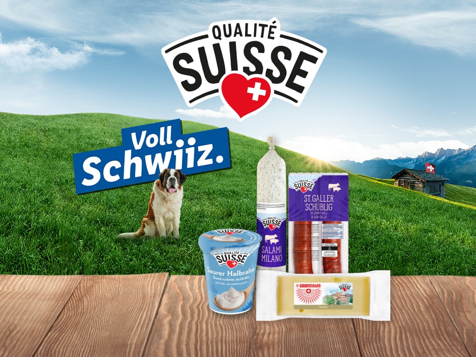 Schweizer Produkte wie Salami, Emmentaler Käse und Sauerrahm, mit einem Bernhardiner in einer Alpenlandschaft.