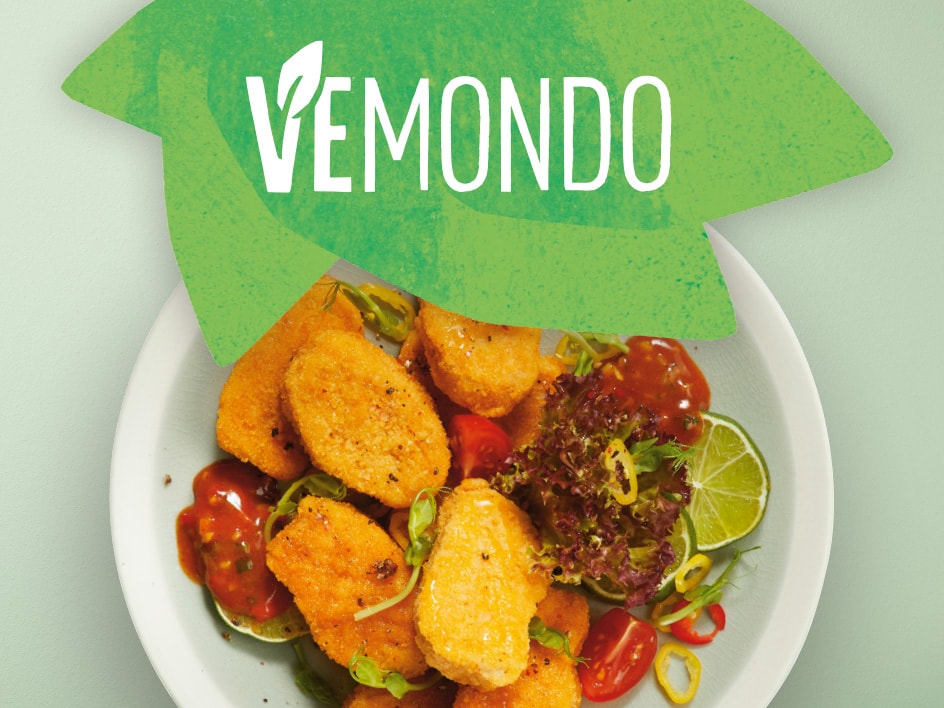 Nuggets vegetariani VEMUNDO con insalata e salsa.