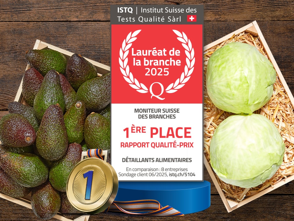 Avocats et choux dans des caisses en bois avec un prix pour le rapport qualité-prix.