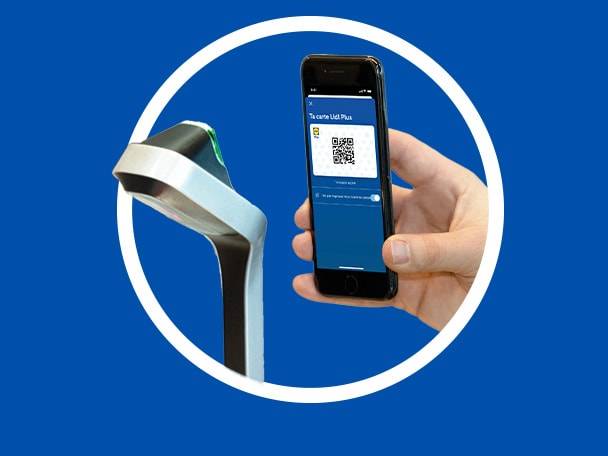 Un smartphone affichant un QR code est scanné par un lecteur, sur fond bleu.