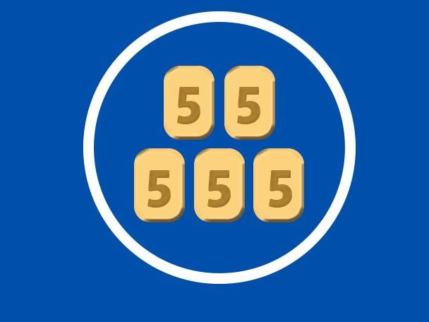 Fünf goldene Spielsteine mit der Ziffer 5, pyramidenförmig auf blauem Hintergrund angeordnet.