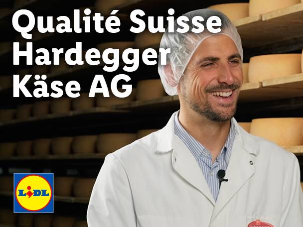 Lächelnder Mann in einer Käserei mit Schweizer Hardegger Käse und Lidl-Logo.