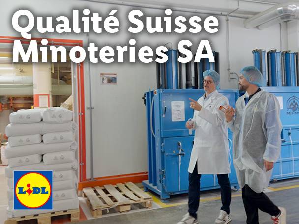 Männer in Laborkitteln in einer Mehlfabrik mit Lidl-Säcken.