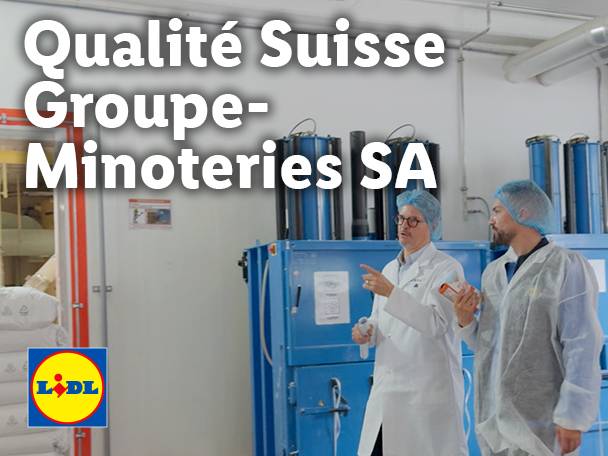 Zwei Männer in Laborkitteln und Haarnetzen in einer Produktionsanlage, mit dem Lidl-Logo.