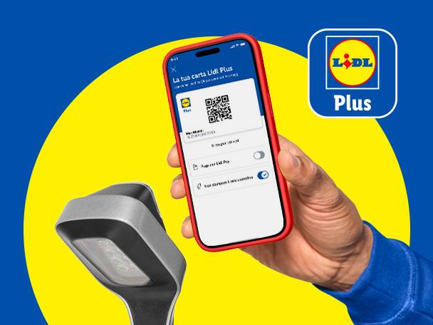 Mano che tiene uno smartphone con carta fedeltà digitale, pronta per essere scansionata.