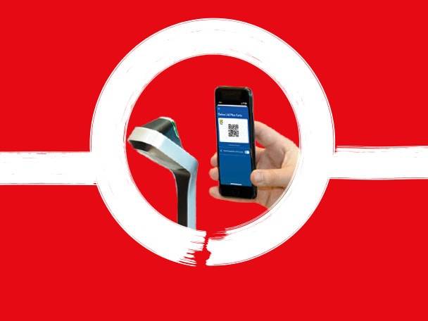 Ein Smartphone mit QR-Code wird von einem Barcode-Scanner erfasst.