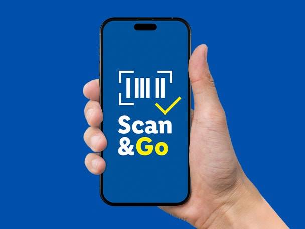 Hand hält ein Smartphone mit der 'Scan & Go' App und einem Barcode-Symbol.