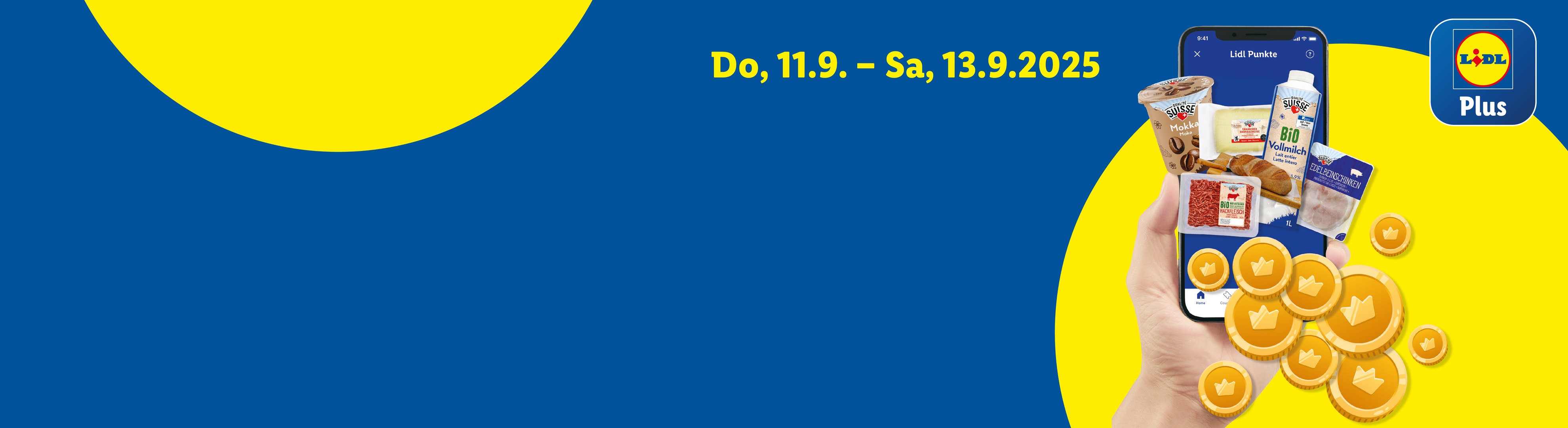 Eine Hand hält ein Smartphone mit der Lidl-App, die Produkte wie Milch, Hackfleisch und Kaffee zeigt, mit goldenen Münzen.