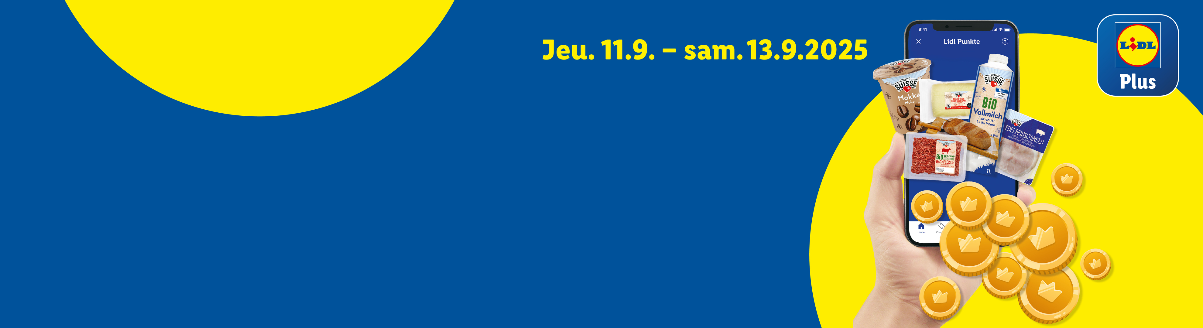 Une main tient un smartphone avec l'application Lidl, affichant des produits alimentaires et des pièces d'or.