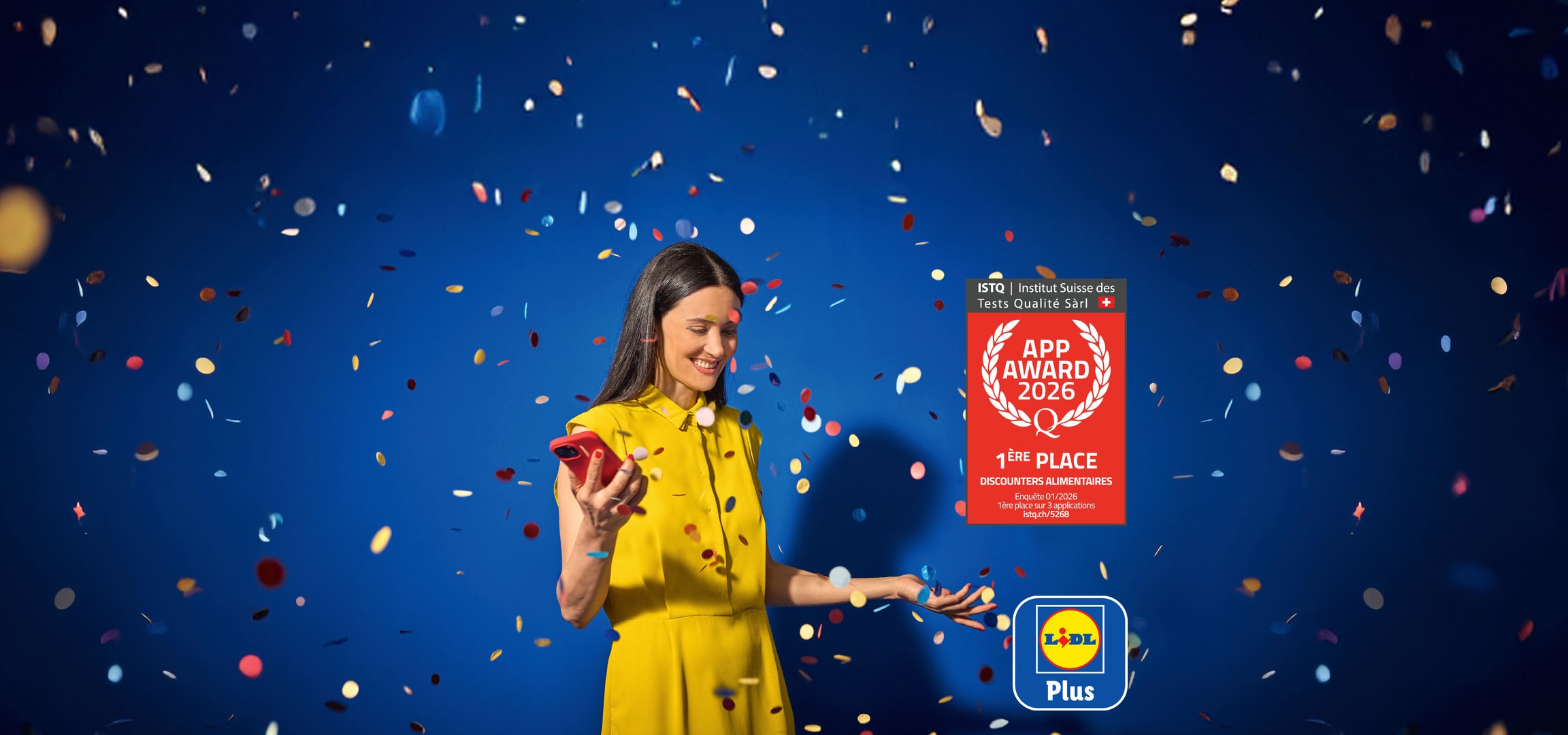 Femme souriante avec téléphone, célébrant le prix 'App Award 2026' sous les confettis.