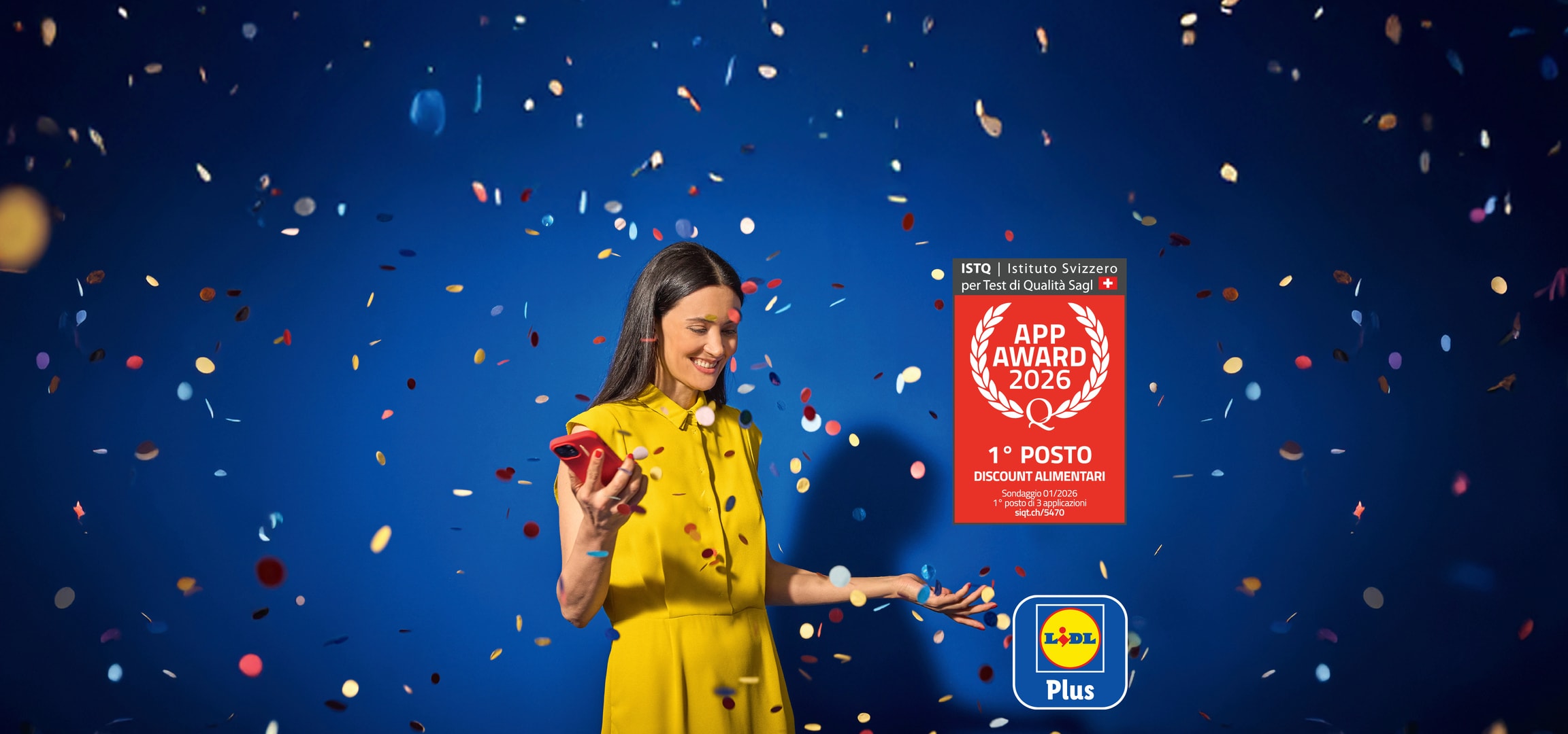 Donna sorridente con telefono, festeggia il premio App Award 2026 per il discount alimentare.