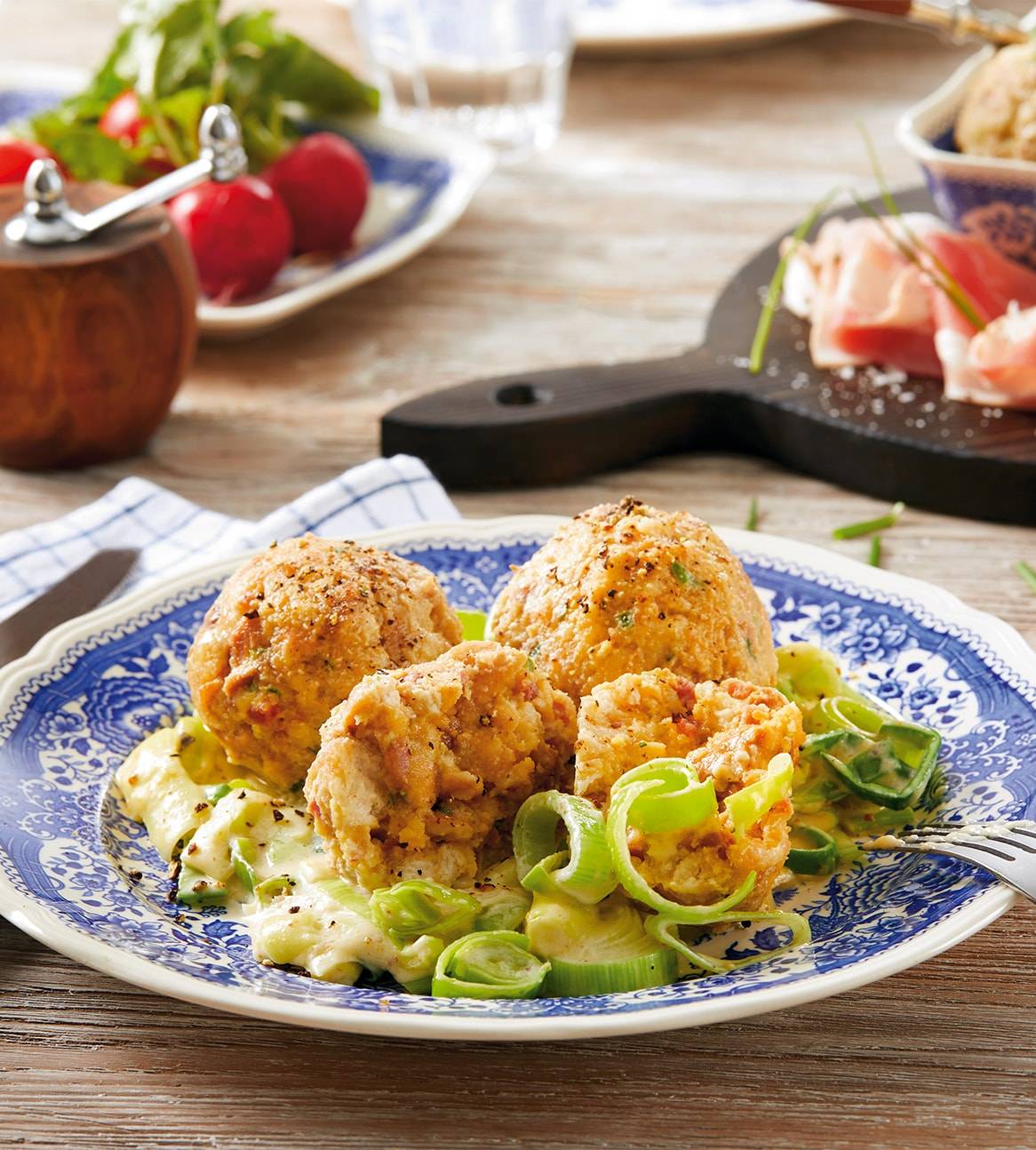 Semmelknödel mit Lauch und Speck.