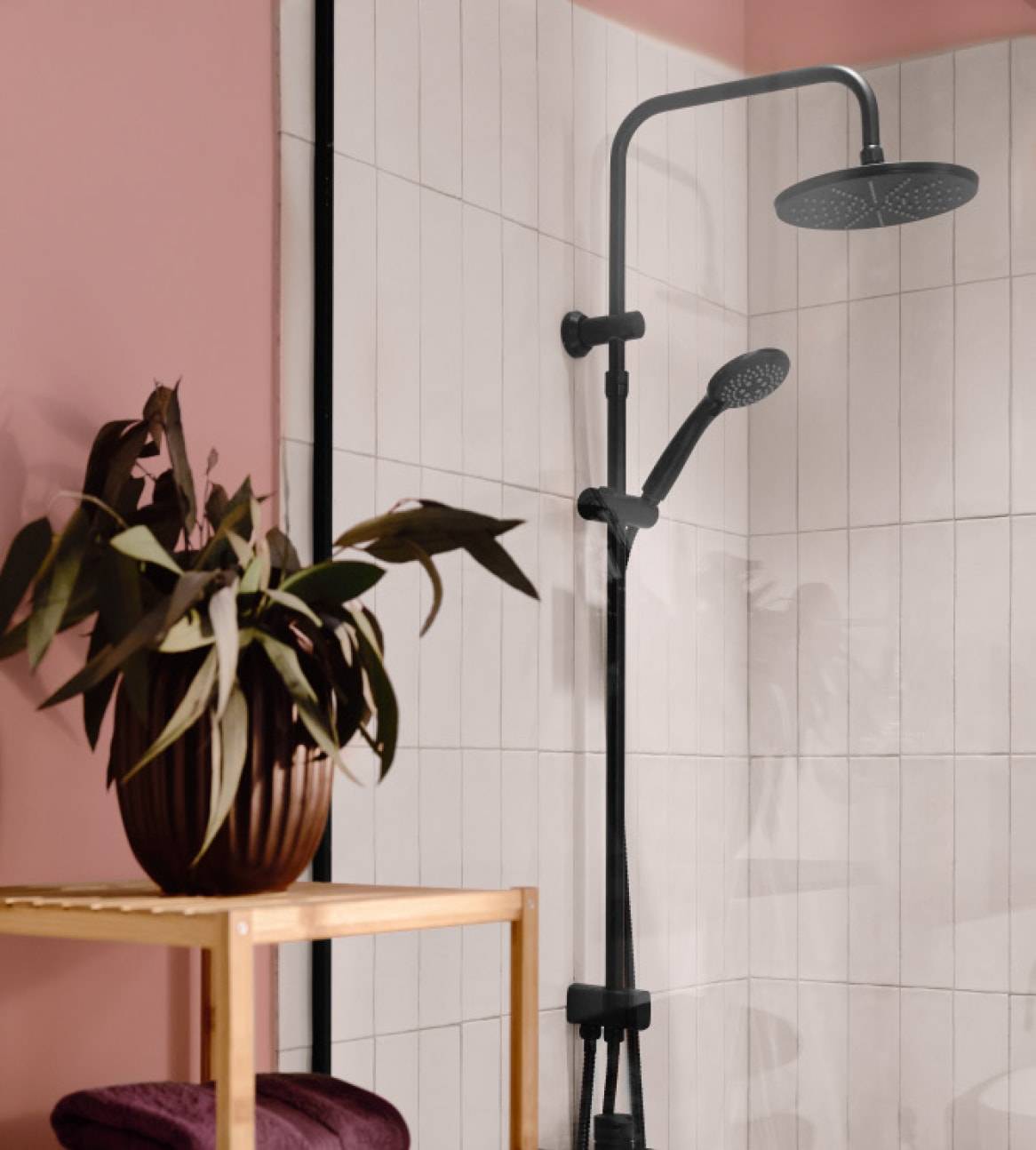 Mattschwarze Dusche mit Regenduschkopf und Handbrause in einem modernen Badezimmer.