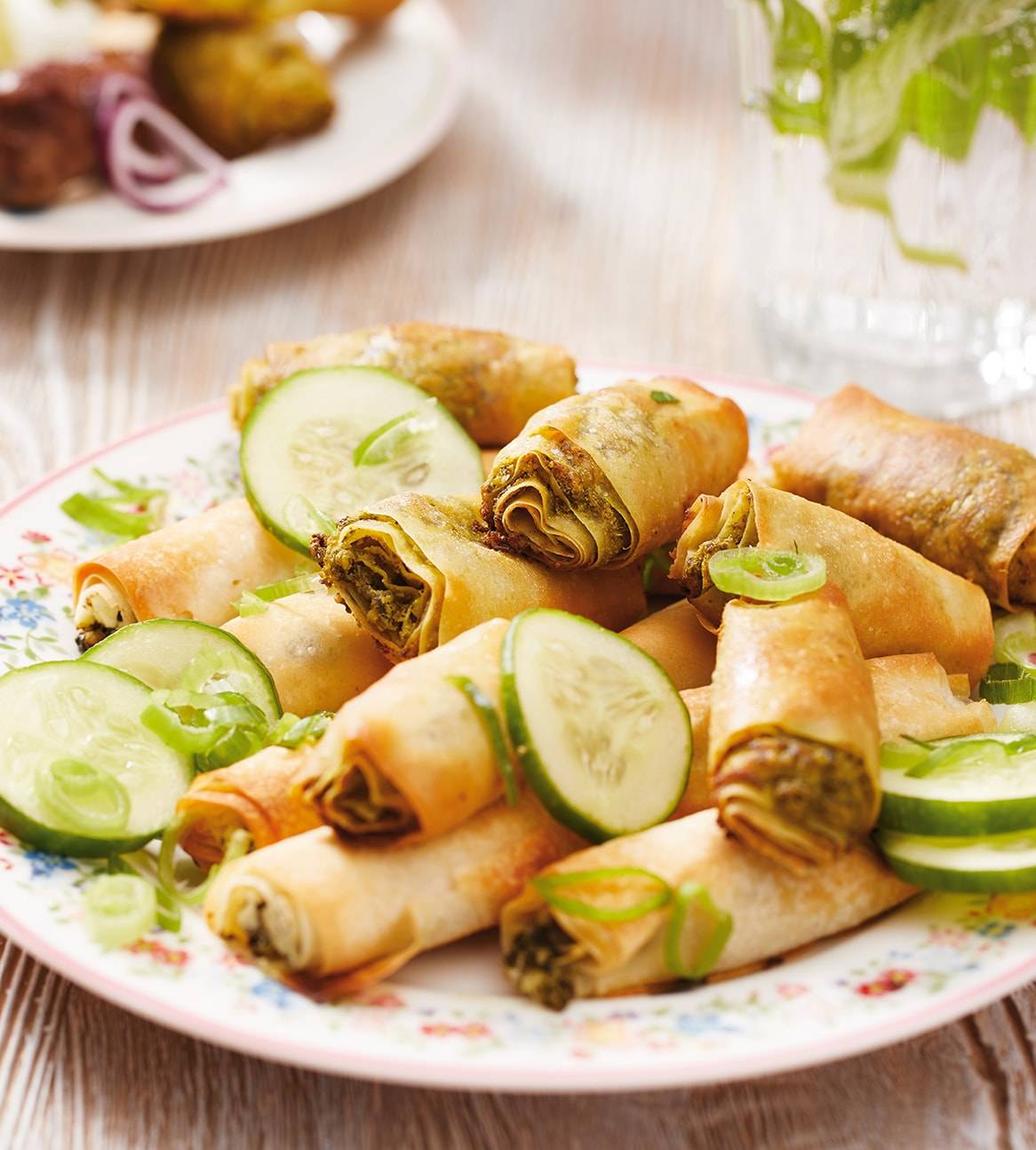 Rouleaux filo aux herbes et concombre.