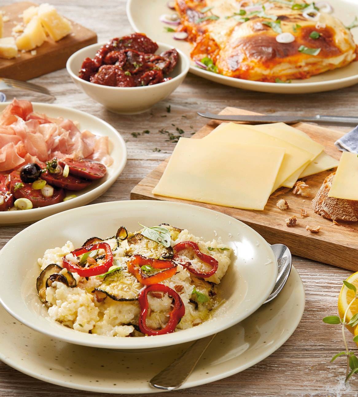 Risotto, Käse, Prosciutto und Tomaten.