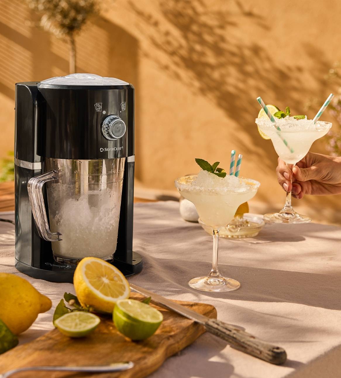 Un broyeur à glace Severin prépare des cocktails rafraîchissants.