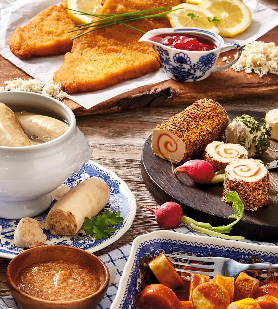 Schnitzel, Würstchen und Käseröllchen im traditionellen Stil.