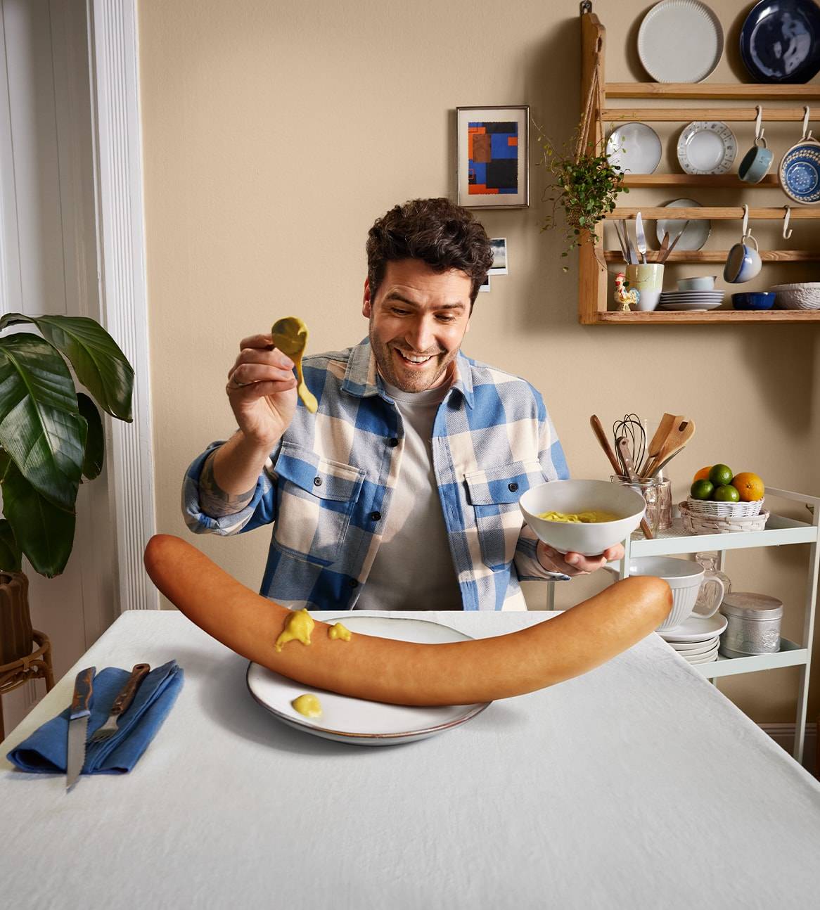 Salsiccia con senape su un tavolo.