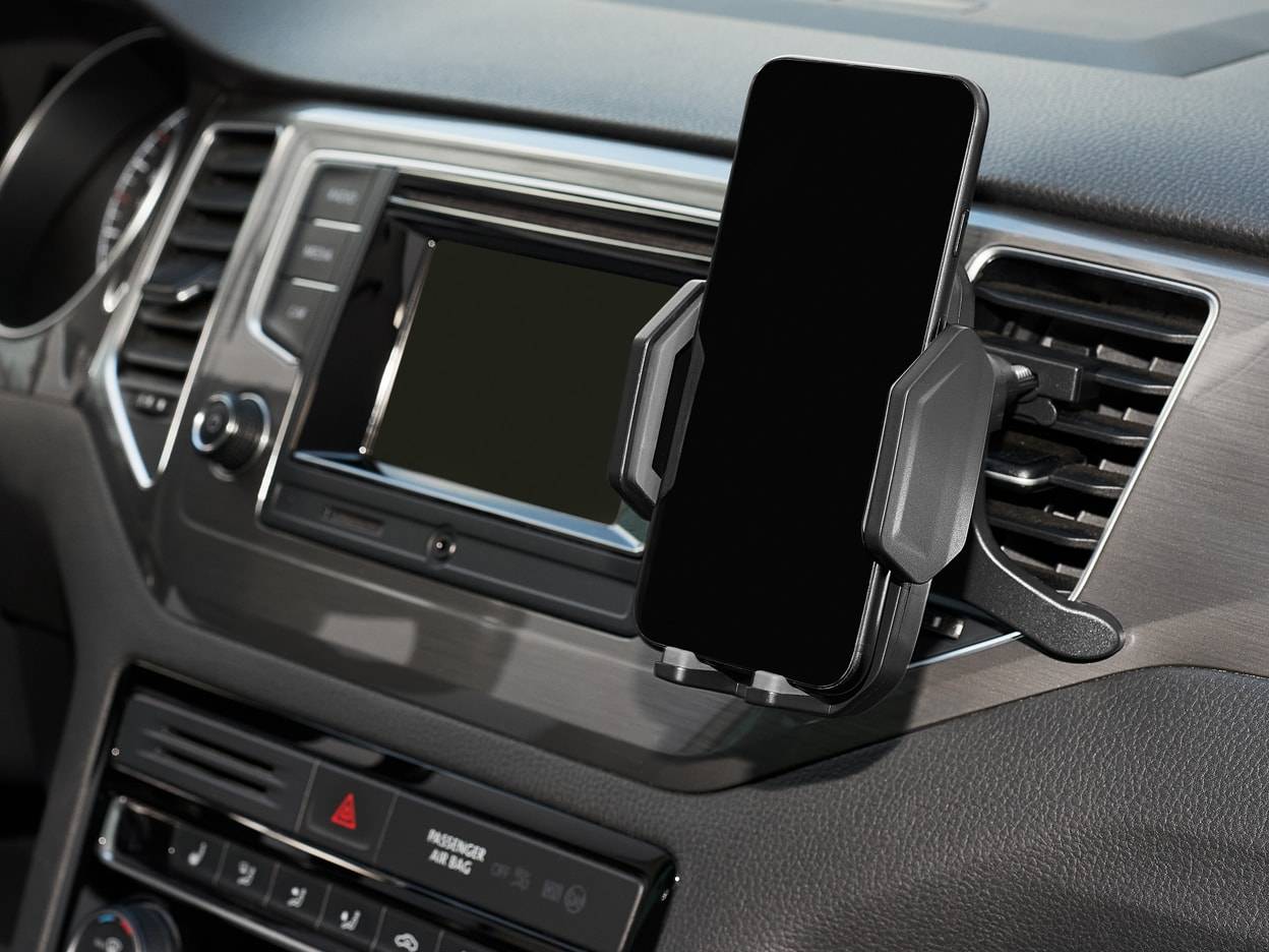 Eine Handyhalterung ist an der Lüftung im Auto befestigt.