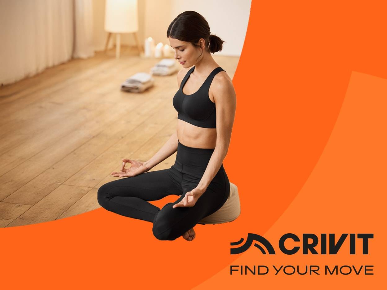 Eine Frau meditiert in Crivit Sportkleidung und findet ihre Bewegung.