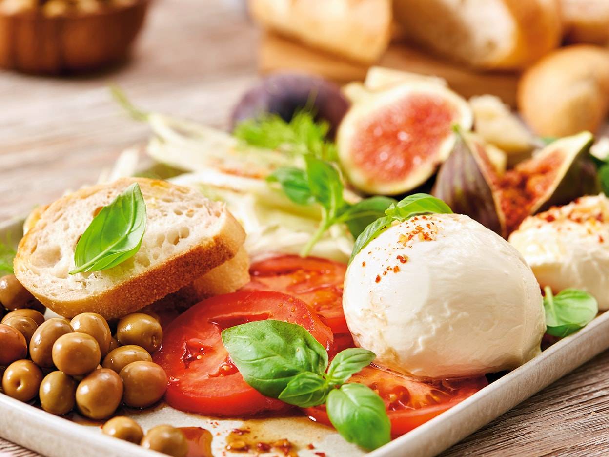 Brot, Tomaten, Mozzarella und Feigen.