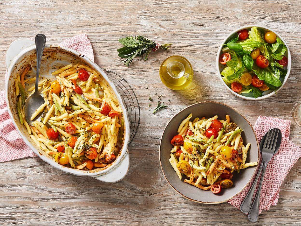 Pasta mit Tomaten und Salat.