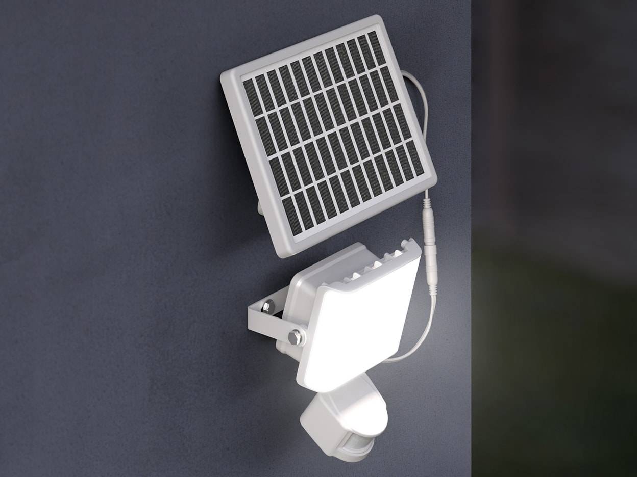 Eine solarbetriebene Bewegungsmelderleuchte an der Wand montiert.