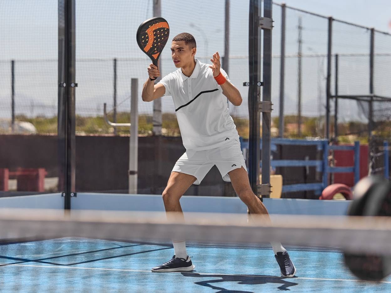 Padelspieler in Adidas Sportbekleidung mit Padelschläger.