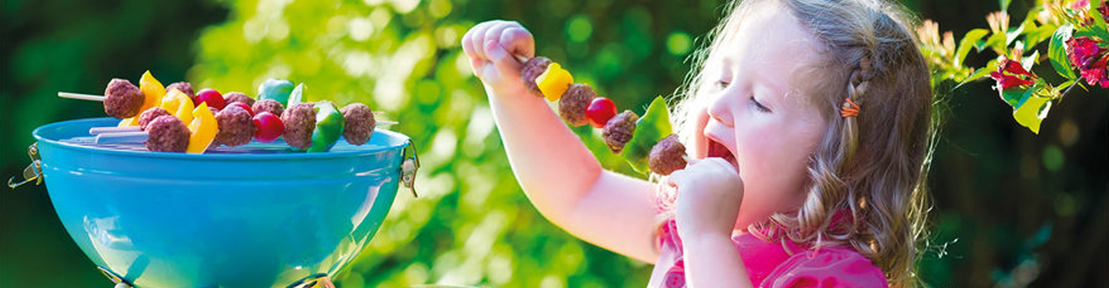 Vive l’été, le soleil et les grillades! Grâce à nos astuces, les enfants aussi vont s’amuser comme des fous.