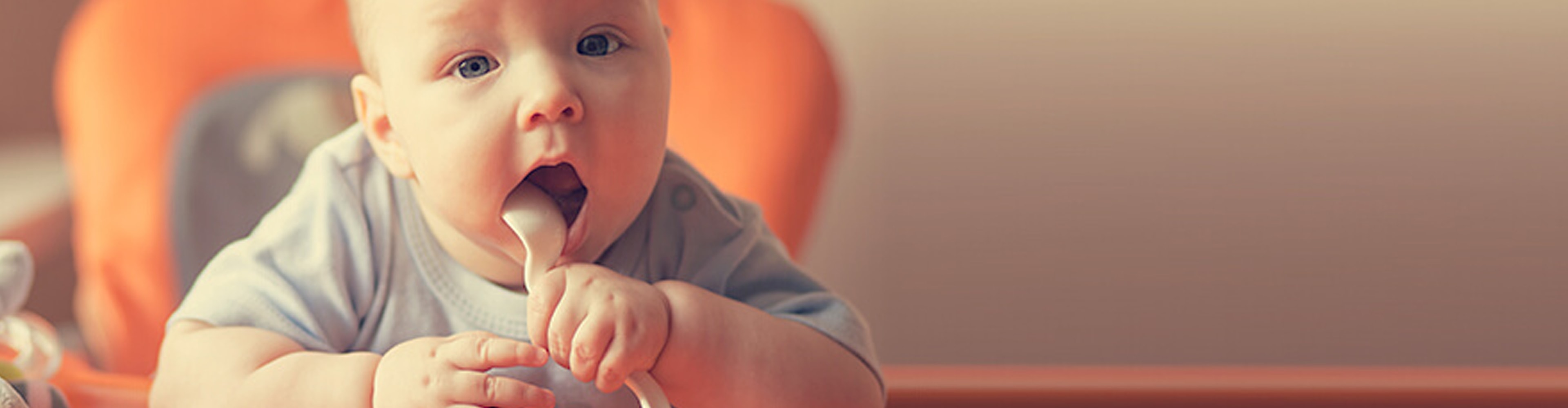 À partir de quand mon enfant peut-il manger à la cuillère?