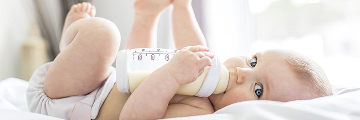 Bébé buvant au biberon.