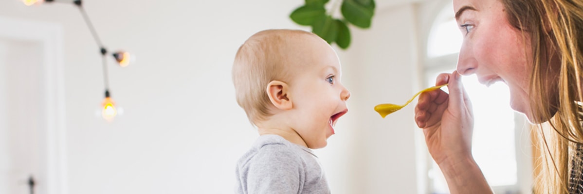 Mère nourrissant un bébé avec de la purée.