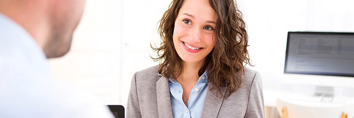 Femme en contexte professionnel en conversation.